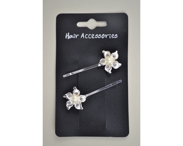 2 silver grips with pearl bead & diamante detail. In 2 designs per pack