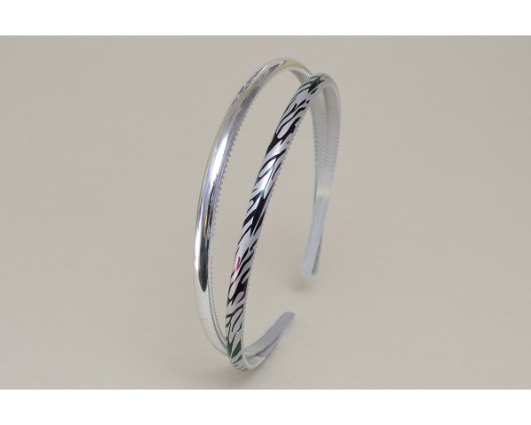 2 alice bands per card. One plain & one with zebra print. In silver.