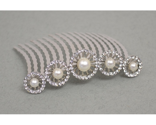 Circular crystal with central pearl bead comb tiara. Length 7.5cm approx