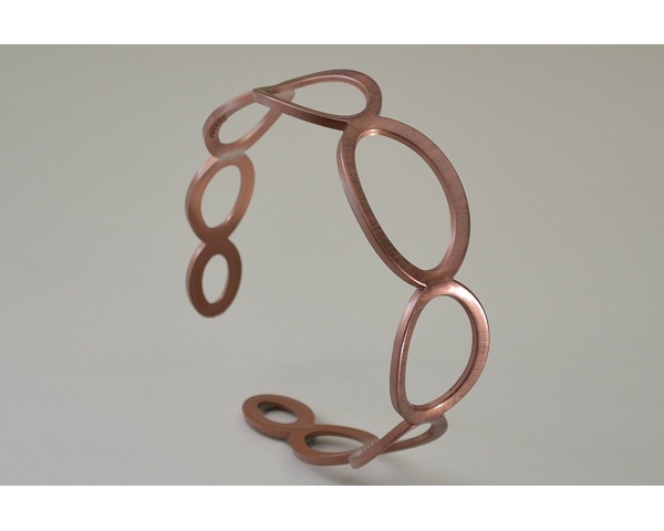 Gold/bronze circular design alice band. Uncarded.