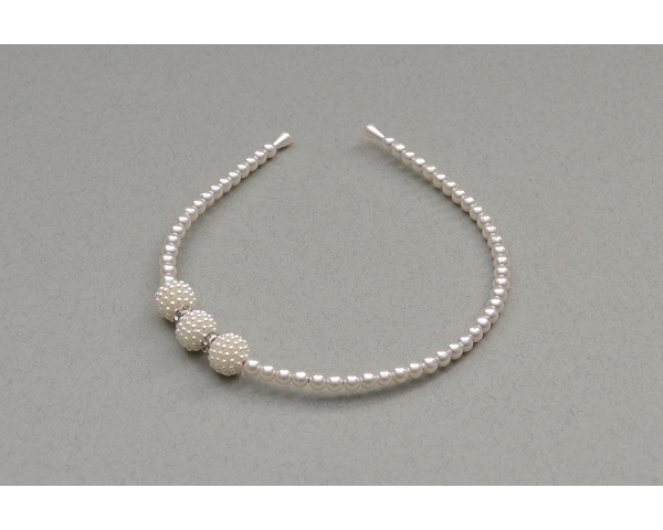 Cream pearl bead alice band with larger side bead and diamantes. Uncarded