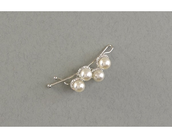 Hair grip of cream pearl bead surrounded with diamantes. 1 per card. Twist and grip fastening. Approx 6cm