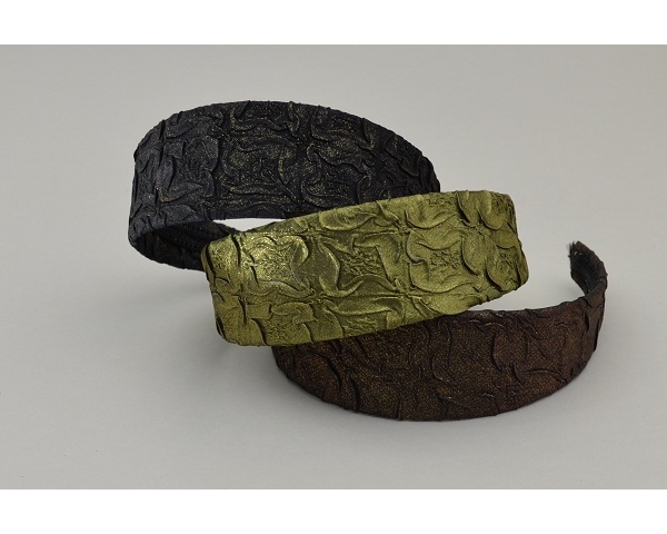 Wide textured & glittery fabric covered alice band. Packed in assorted black, brown & green