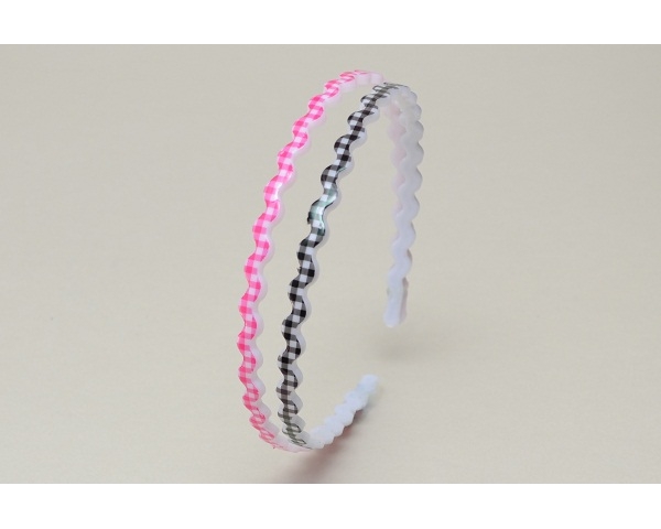 2 wavy alice bands per card with a chequered pattern. In pink & black