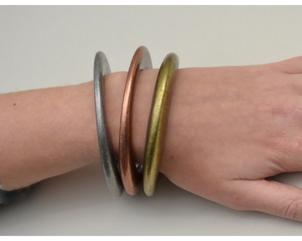 Shaped bangle with a brushed metal look.1 per card. Packed 2xgold/ 2xsilver & 2xbronze