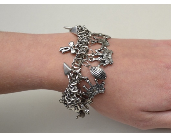 Silver elasticated charm bracelet.