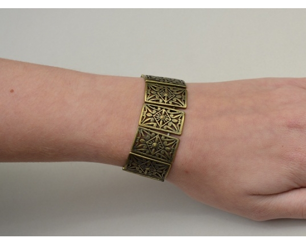 Gold cut out design elasticated wrist cuff