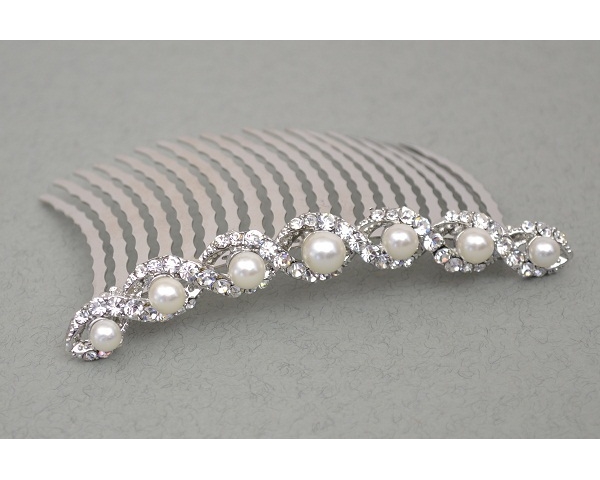 Twisted crystal with central pearl bead comb tiara. Length 10cm approx.