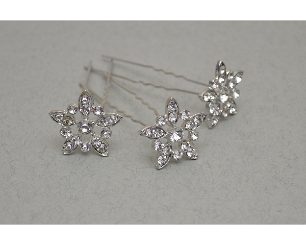 Flower design silver hair pin with crystals. Approx 2.5 cm. Packed 6 pins per container.