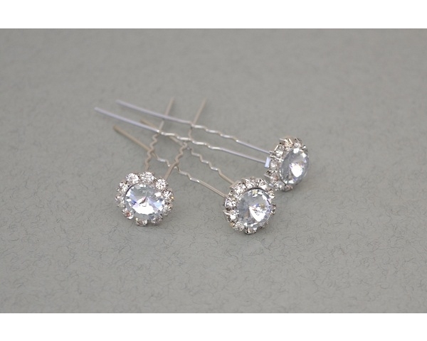 Large central crystal stone outlined with 10 smaller crystals. Packed 12 pins per container.