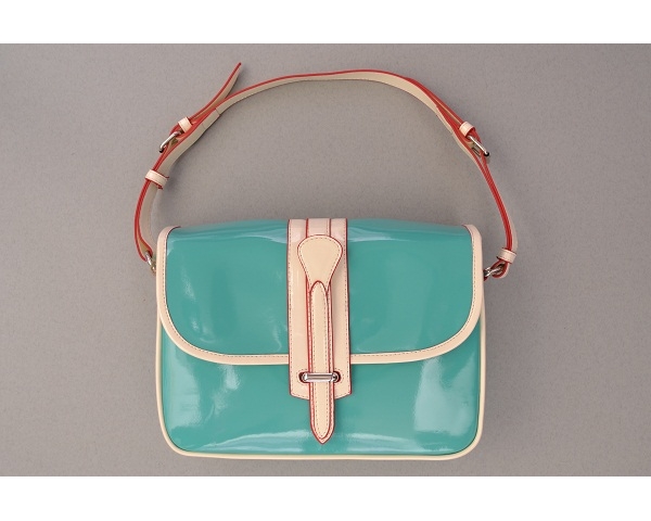 Retro satchel bag with shoulder strap. Zip & accessory pockets. 28x20x7cm (LxHxW)
