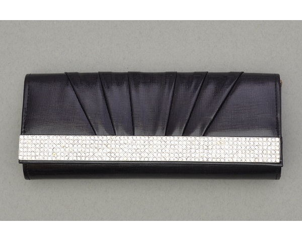 Leatherette black clutch bag with diamante strip. Attachable silver chain link strap incl. Dimensions 24 x 10 x 4 cm (LxHxW)