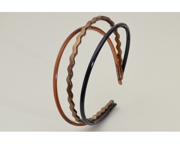 36 individual alice bands - plain and wavy design. In brown & black. Uncarded. No Barcode 10p per alice band
