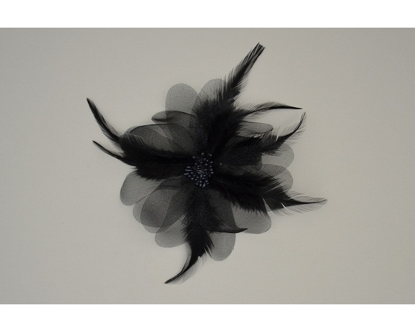 Flower with feather and bead detail. With brooch pin and beak clip fastening. 6 black 6 white. Uncarded No Barcode.