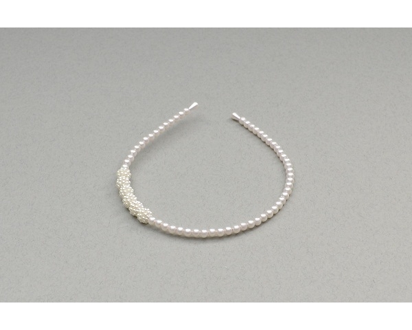 Cream medium pearl bead alice band with larger side bead decoration.