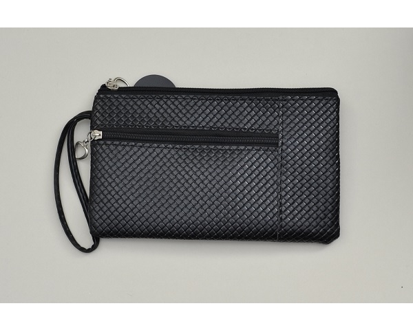 Purse with heart zipper and wrist strap in black. L = 17cm  H = 11cm approx.