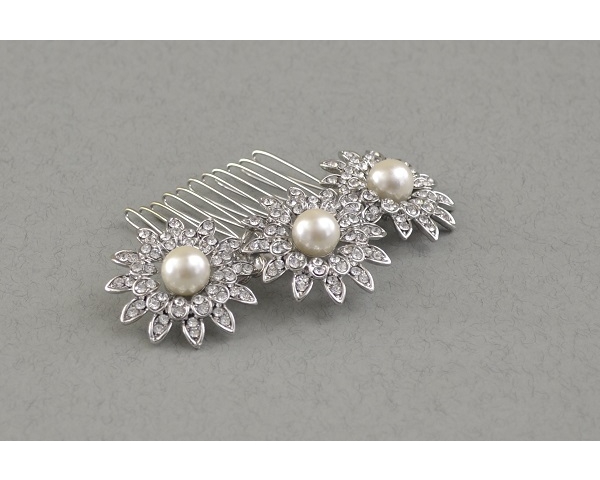 Flower burst crystal hair comb with central pearl bead. Approx 8cm