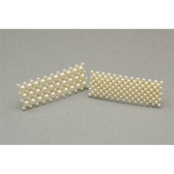 Large rectangular shaped pearl bead hair clip with snappy fastening. 2 designs of pearl bead per pack. Approx 8cm length